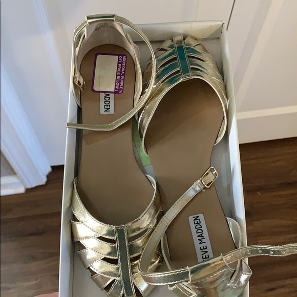 Steve Madden Shoes - NWT Steve Madden Women’s Gold Flats, Size 8